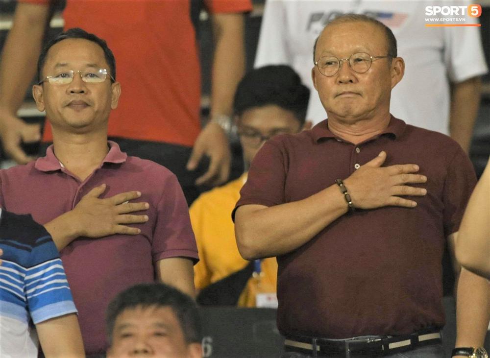 Vợ Công Phượng lần đầu lộ diện sau lễ đính hôn, đến sân cổ vũ chồng thi đấu-6