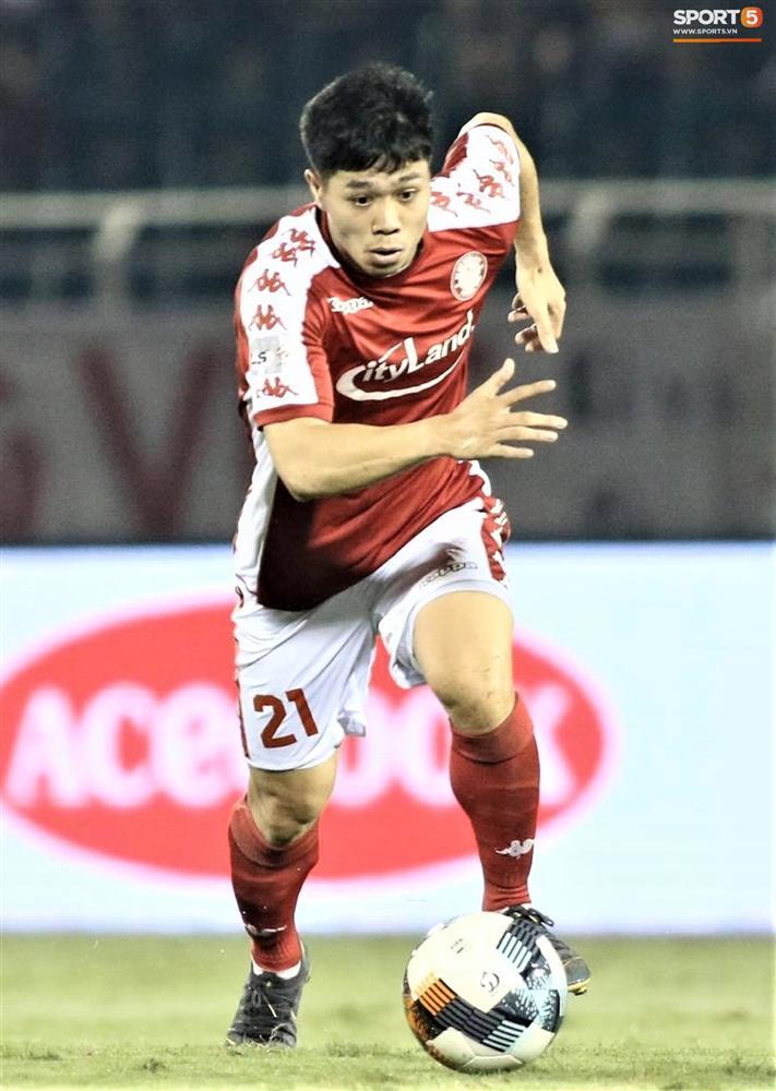 Vợ Công Phượng lần đầu lộ diện sau lễ đính hôn, đến sân cổ vũ chồng thi đấu-9