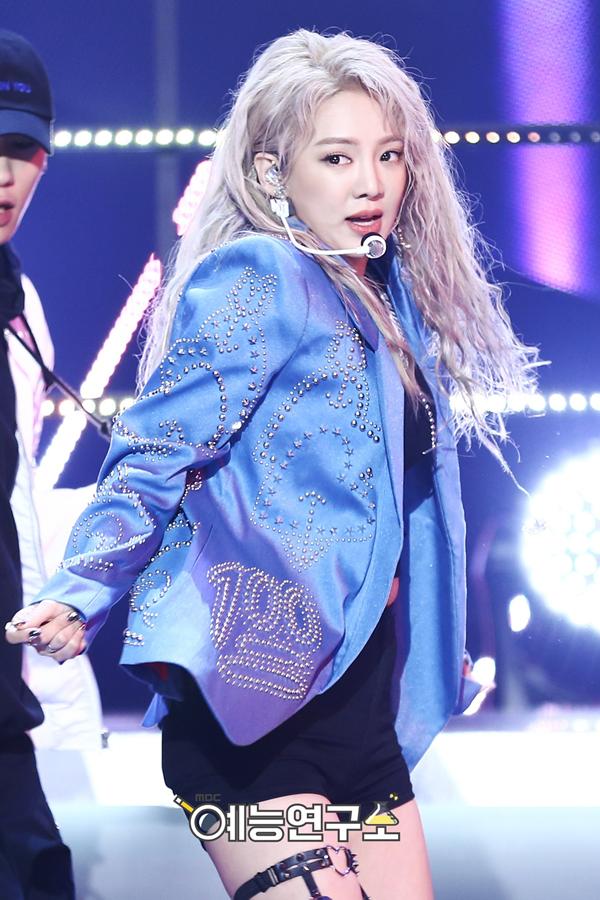 Hài hước chuyện nữ thần tượng rơi tóc giả khi đang biểu diễn-2