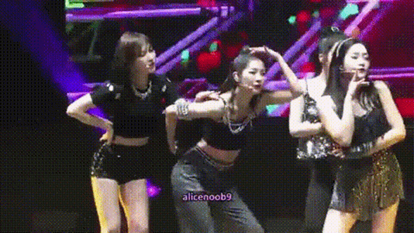 Hài hước chuyện nữ thần tượng rơi tóc giả khi đang biểu diễn-4