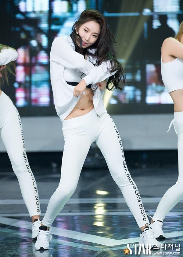 Hài hước chuyện nữ thần tượng rơi tóc giả khi đang biểu diễn-6