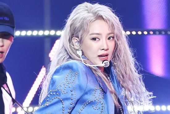 Hài hước chuyện nữ thần tượng rơi tóc giả khi đang biểu diễn