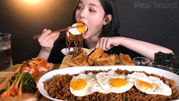 Hàn Quốc được cho là quê hương của mukbang - chương trình phát sóng ăn uống ngon miệng. Ngoài những cái tên nổi tiếng như 