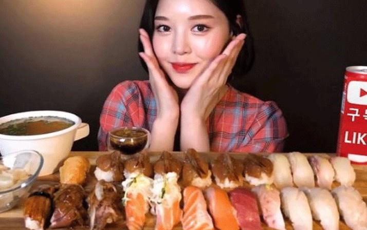 Mới tham gia làm mukbang một năm nay, Boki đã sở hữu gần 4 triệu lượt theo dõi, mỗi video đều có trung bình 1-2 triệu lượt xem. Cô nổi tiếng với khả năng có thể ăn lượng thức ăn lớn chỉ trong một miếng, còn gọi là 