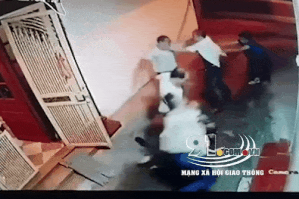 Clip: 2 nhà sát vách ở Hà Nội cầm tuýp sắt lao vào 'choảng' kinh hoàng