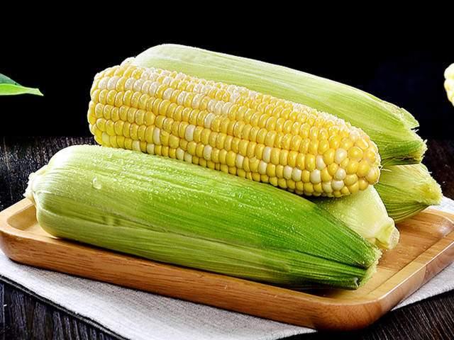 Để ngô luộc ngọt, ngon, mềm lại không mất chất hóa ra phải thêm 3 nguyên liệu này-1