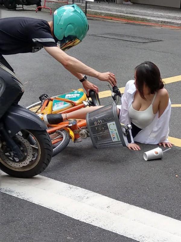 Cô gái ngã nhào xuống đường sau cú va chạm xe, nhưng vòng một căng tròn mới gây ấn tượng-1