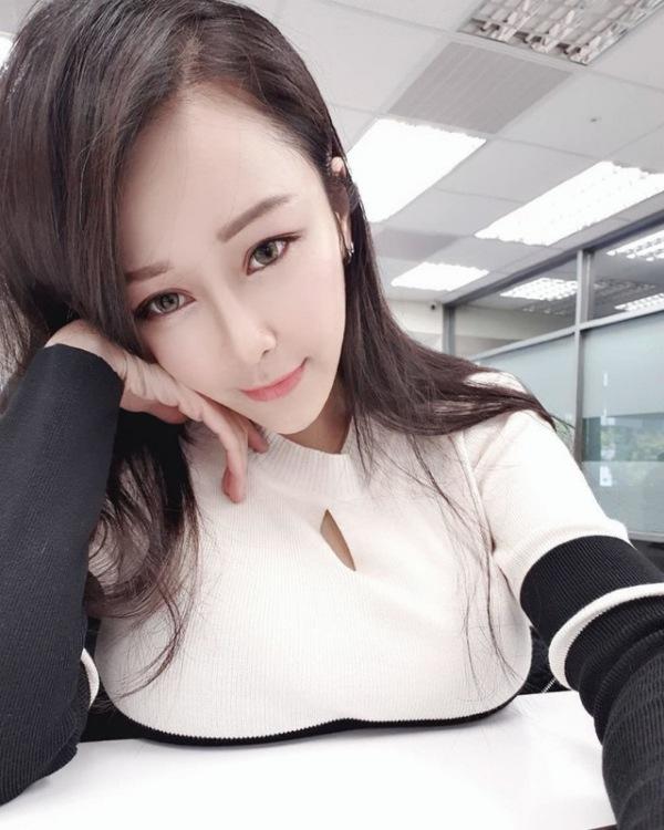 Cô gái ngã nhào xuống đường sau cú va chạm xe, nhưng vòng một căng tròn mới gây ấn tượng-3