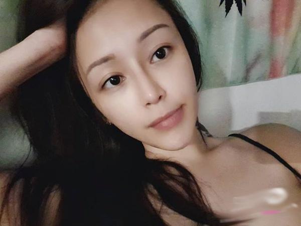 Cô gái ngã nhào xuống đường sau cú va chạm xe, nhưng vòng một căng tròn mới gây ấn tượng-6