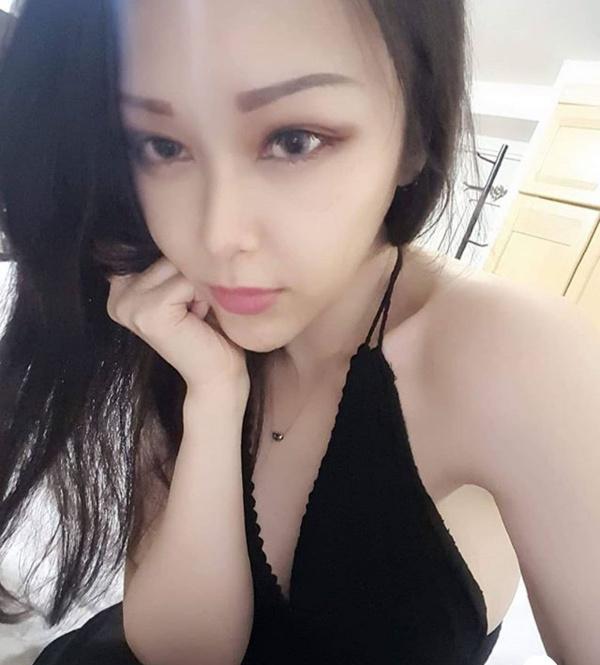 Cô gái ngã nhào xuống đường sau cú va chạm xe, nhưng vòng một căng tròn mới gây ấn tượng-7