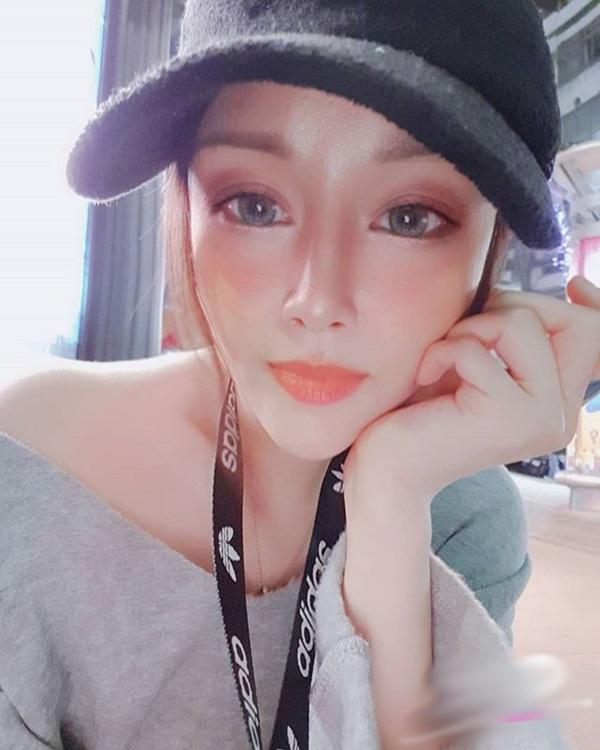 Cô gái ngã nhào xuống đường sau cú va chạm xe, nhưng vòng một căng tròn mới gây ấn tượng-8