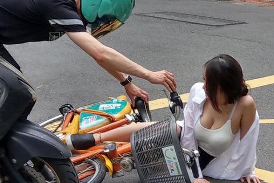 Cô gái ngã nhào xuống đường sau cú va chạm xe, nhưng vòng một căng tròn mới gây ấn tượng