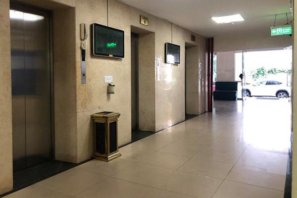 Dê xồm 65 tuổi thừa nhận dâm ô bé trai trong thang máy chung cư ở Hà Nội-2