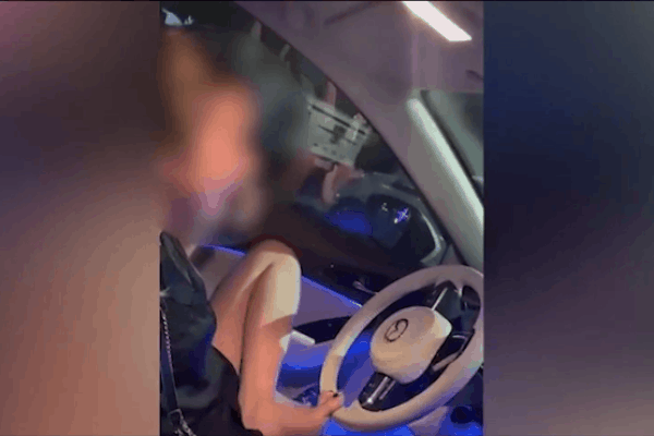 Clip: Lái ô tô bằng chân, mẹ trẻ tự hào khoe với con nhỏ Con nhìn đi!-1