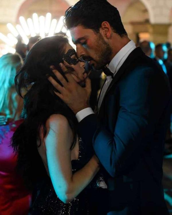 6 bí mật về cô đào sexy có cảnh nóng như thật trong phim gây sốt Netflix-6