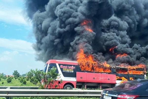 Xe khách cháy trơ khung trên cao tốc, hành khách nháo nhào thoát thân-1