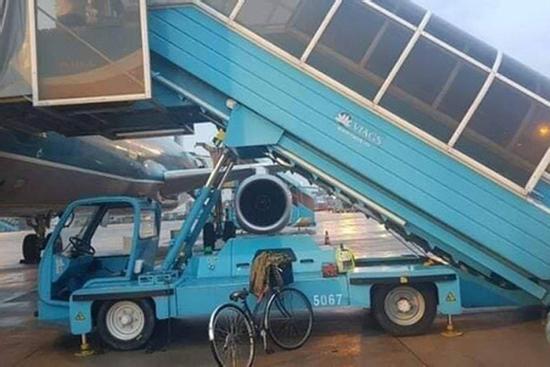 Công an tiếp nhận xác định nguyên nhân nữ hành khách ngã xe thang máy bay ở Tân Sơn Nhất