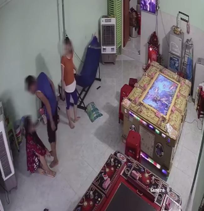 Clip: Thanh niên lên gối, tát bôm bốp vào mặt mẹ đẻ ngay trước mặt vợ con-1