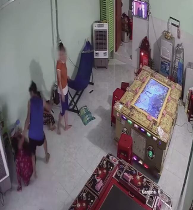 Clip: Thanh niên lên gối, tát bôm bốp vào mặt mẹ đẻ ngay trước mặt vợ con-3