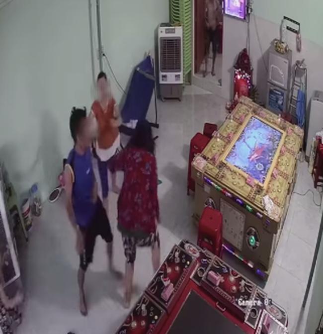 Clip: Thanh niên lên gối, tát bôm bốp vào mặt mẹ đẻ ngay trước mặt vợ con-2