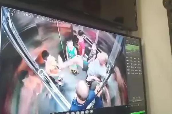 Clip: Bé trai Hà Nội bị người đàn ông ngoại quốc đi cùng thang máy liên tiếp đá vào bộ hạ-1