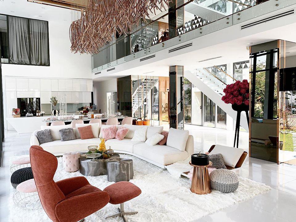 TIN ĐƯỢC KHÔNG: Ngọc Trinh tiết lộ doanh thu 1,4 - 4 tỷ đồng/ngày-4