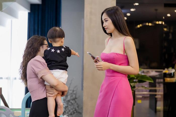 Mới đây, Hoa hậu Mai Phương Thúy xuất hiện trong tiệc sinh nhật tuổi 27 của Á hậu Tú Anh. Mai Phương Thúy - Tú Anh vốn có mối quan hệ thân thiết, thường xưng hô với nhau là "mẹ - con".