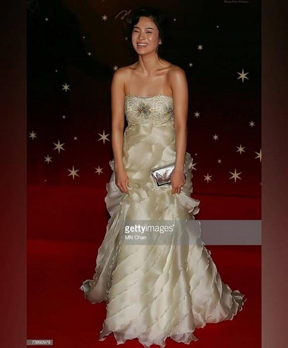Song Hye Kyo bị đào mộ khoảnh khắc xấu tệ nhất trong sự nghiệp thảm đỏ-2