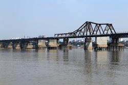 Phát hiện vật thể nghi là bom gần cầu Long Biên