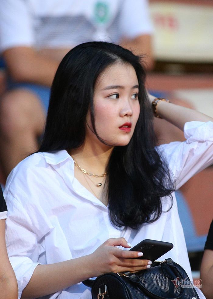 Bạn gái Quang Hải, Văn Hậu khoe sắc ở Hàng Đẫy-1