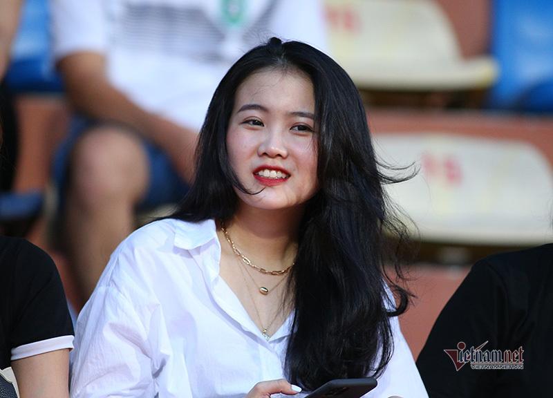 Bạn gái Quang Hải, Văn Hậu khoe sắc ở Hàng Đẫy-2