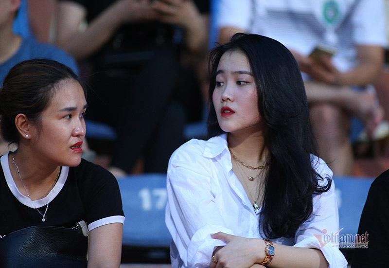 Bạn gái Quang Hải, Văn Hậu khoe sắc ở Hàng Đẫy-5