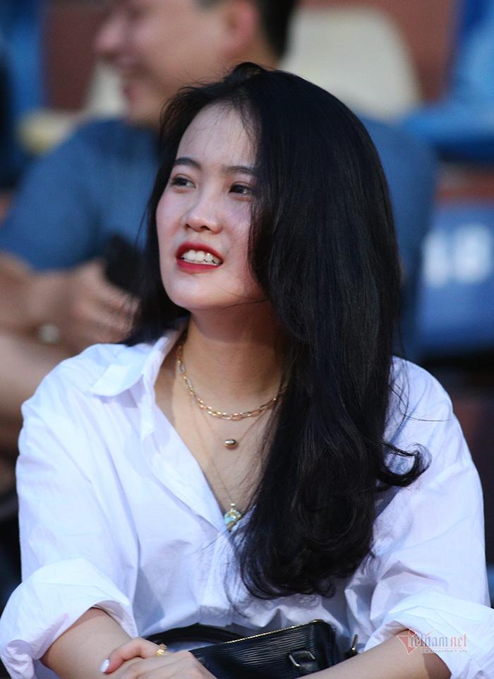 Bạn gái Quang Hải, Văn Hậu khoe sắc ở Hàng Đẫy-7