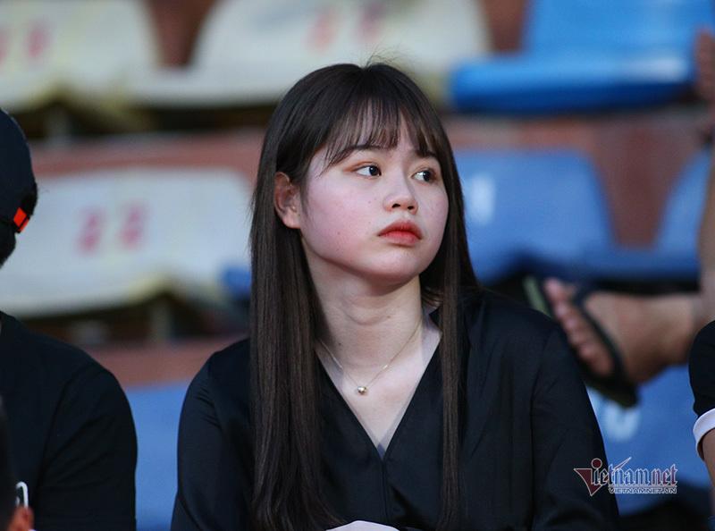 Bạn gái Quang Hải, Văn Hậu khoe sắc ở Hàng Đẫy-8