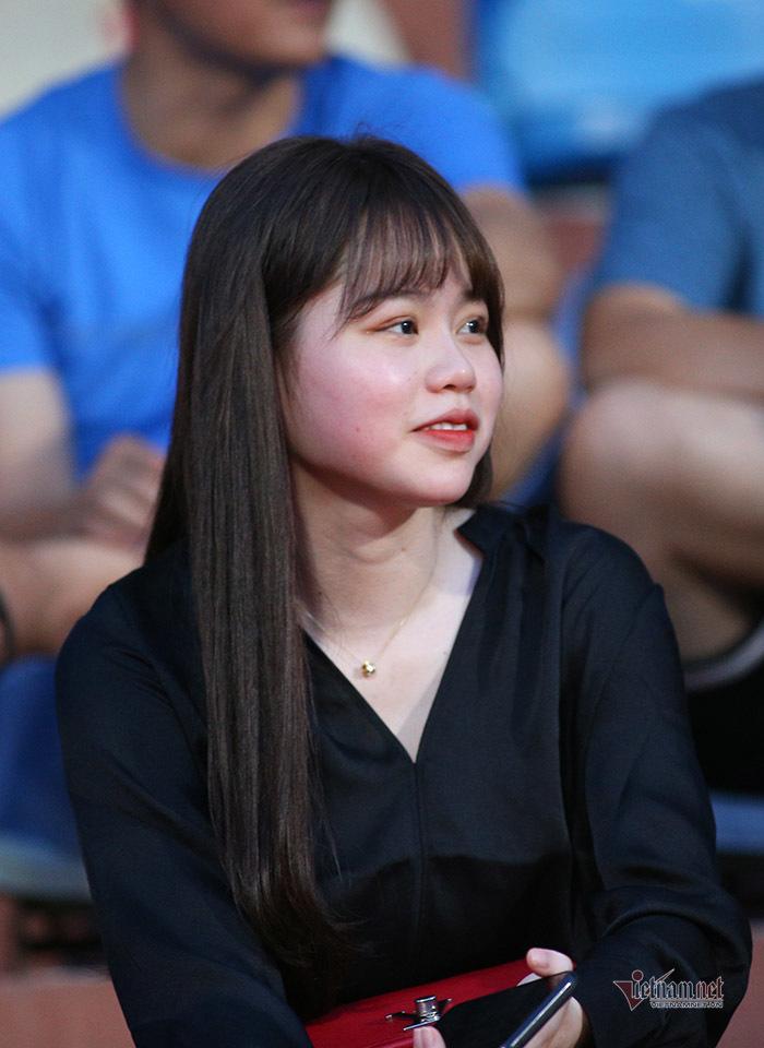 Bạn gái Quang Hải, Văn Hậu khoe sắc ở Hàng Đẫy-6