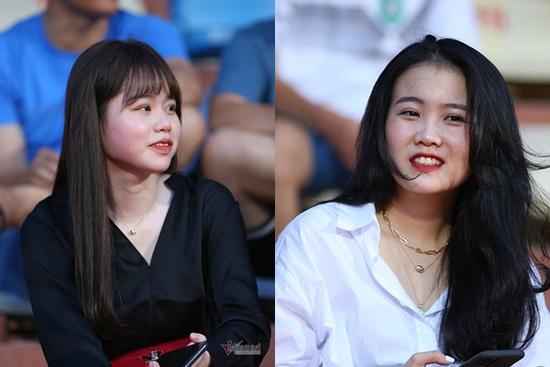Bạn gái Quang Hải, Văn Hậu khoe sắc ở Hàng Đẫy