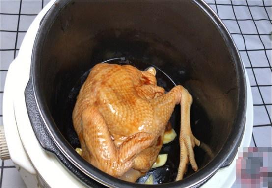 Thả nửa con gà vào nồi cơm điện, không thêm dầu hay nước cũng thành món ngon cực phẩm-4