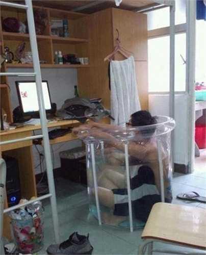 Chàng sinh viên rich kid chơi lớn, dùng flycam có giá cả chục triệu làm quạt giải nhiệt mùa hè-4