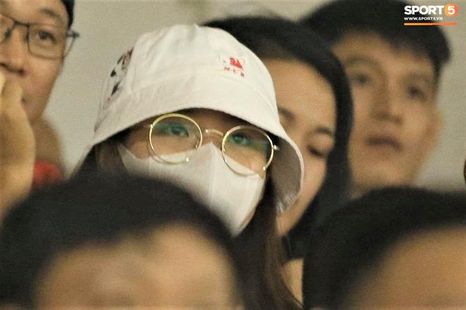 Chọn cách ngụy trang tinh ý, vợ Công Phượng ghi điểm, bạn gái Quang Hải nên học tập-2