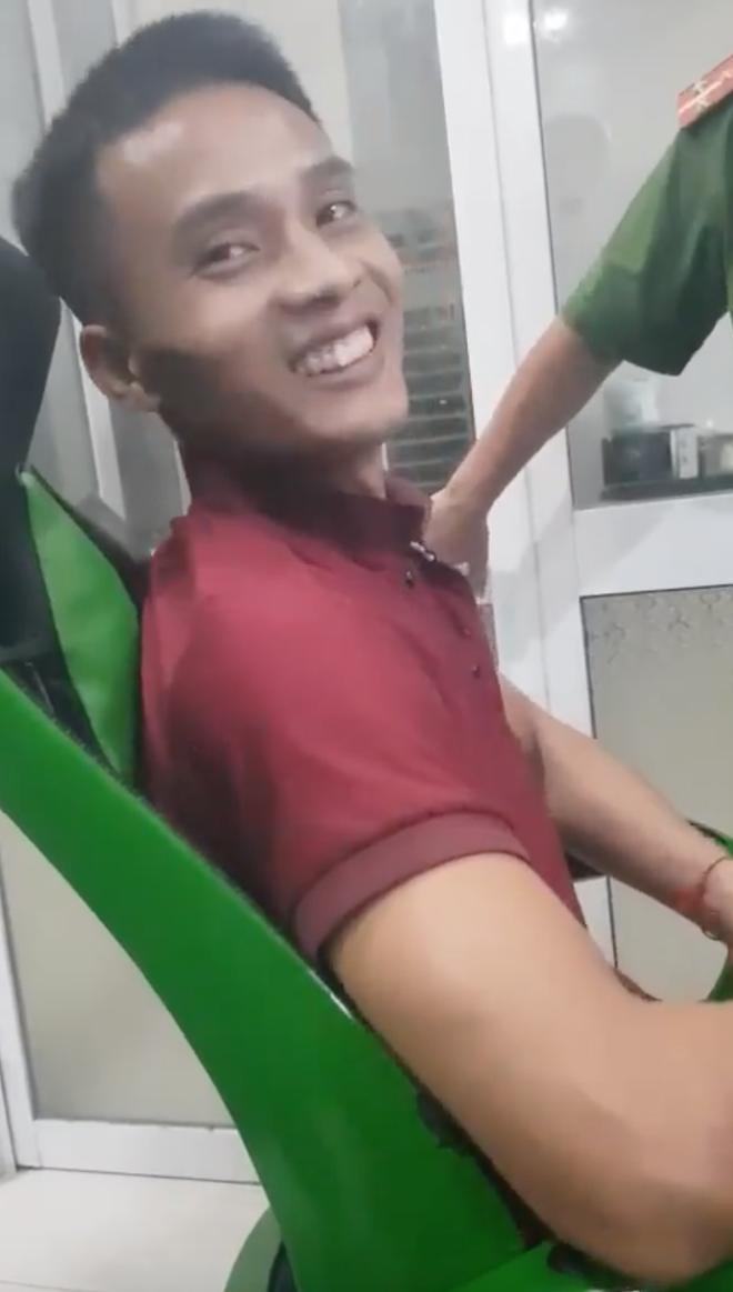 Clip: Triệu Quân Sự thản nhiên, cười cợt khi bị bắt giữ tại quán game ở Quảng Nam-1