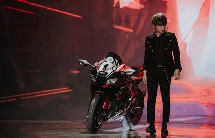 Sao Việt đưa siêu xe lên sân khấu: Jack chơi moto siêu ngầu, Sơn Tùng đẳng cấp với si cổ-1