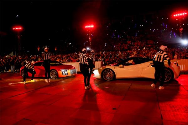 Sao Việt đưa siêu xe lên sân khấu: Jack chơi moto siêu ngầu, Sơn Tùng đẳng cấp với si cổ-9