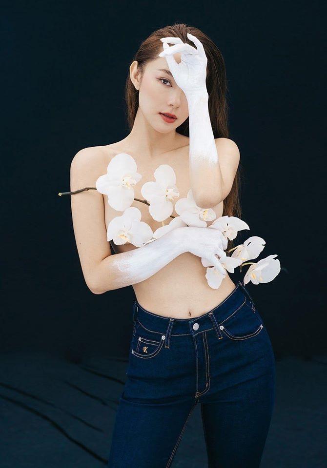 Mới đây, Minh Hằng gây chú ý với bộ ảnh khỏa thân nóng bỏng. Với kinh nghiệm tạo dáng khéo léo cũng khăn voan che điểm nhạy cảm nên bức ảnh nude của nữ ca sĩ trông rất nghệ thuật không hề phản cảm. Còn trong bức hình bán khỏa thân, Minh Hằng lại chọn hoa lan làm phụ kiện che chắn.