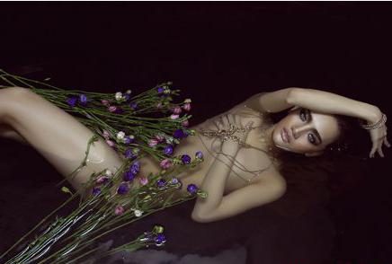 Võ Hoàng Yến cũng từng gây sốt với bộ ảnh khỏa thân ngâm mình trong nước.