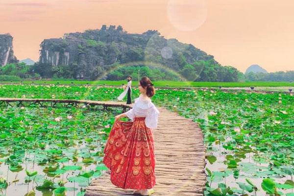 Nữ điều dưỡng khoe sắc nền nã giữa đêm sen Hồ Tây-9