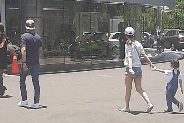 Chồng và tình cũ của Lâm Tâm Như quàng vai bá cổ thân thiết không ngờ-6