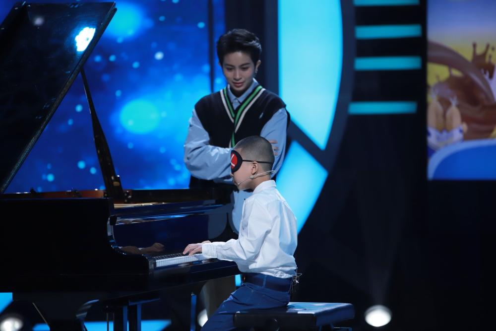 Thí sinh 5 tuổi bịt mắt chơi piano vi diệu đến nỗi Trấn Thành - Hari Won xin nhận làm con-4