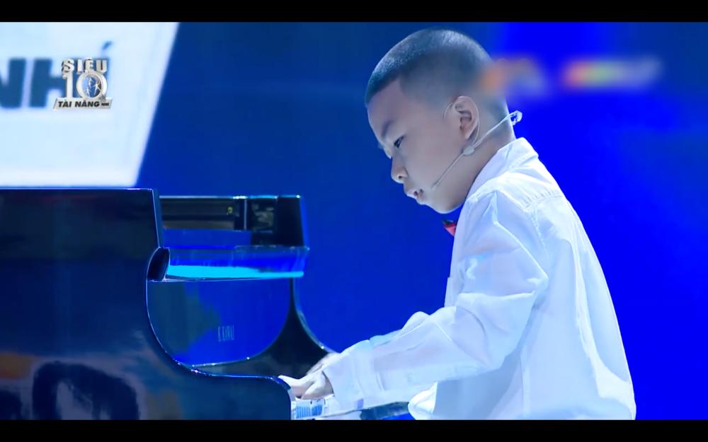Thí sinh 5 tuổi bịt mắt chơi piano vi diệu đến nỗi Trấn Thành - Hari Won xin nhận làm con-2
