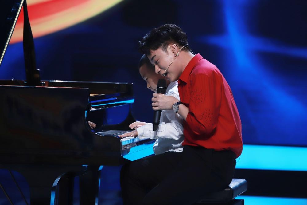 Thí sinh 5 tuổi bịt mắt chơi piano vi diệu đến nỗi Trấn Thành - Hari Won xin nhận làm con-6