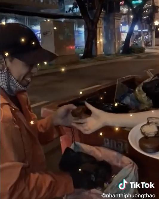 Có tâm tặng bánh cho người lao động, Hòa Minzy vẫn bị soi vì mất vệ sinh-2